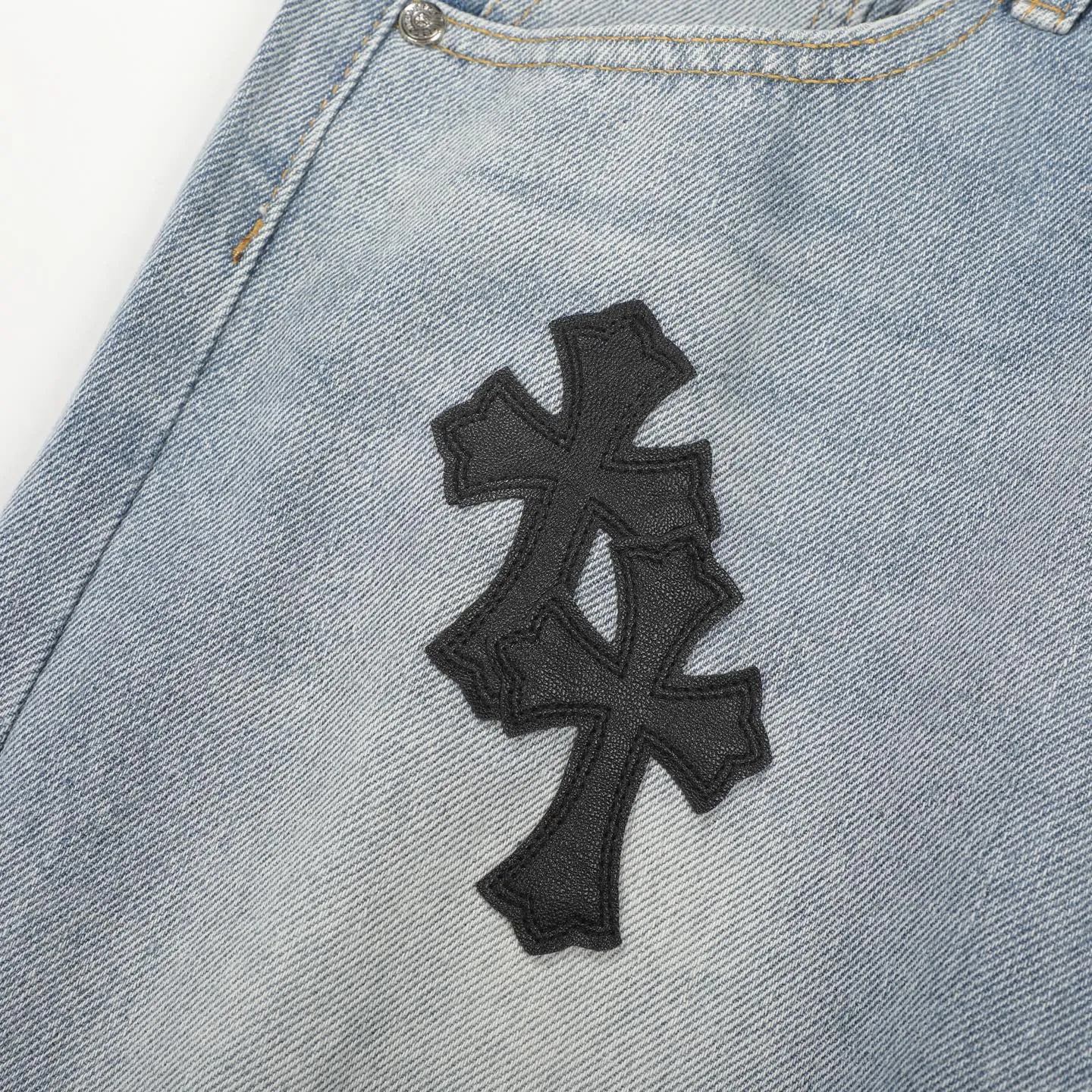 P240 Chromehearts washed blue leather jeans, ceiling-level jeans, a pair is hard to find at the counter‼ ️About Zangyin✅This is an extremely luxurious fashion brand that can also be called the aristocracy of the high street. It has always been an exclusive brand for some hipsters or rich second generations. The color of this model is already very eye-catching by using a unique washed material. It is decorated with pink patch cross flowers, which cleverly highlights the charm of the brand. Secondly, this model adopts a classic high-waist cut design, which highlights the long legs and fashionable temperament of the upper body. The brand is highly recognizable and the slim-fitting configuration is more suitable for daily wear. The personality will be fashionable and the specifications can be seen at a glance. Materials and technology ✅ Needless to say, this point goes without saying. As an excellent craftsman brand, Zangyin's requirements for details and craftsmanship are really perfect. The washed color of this model has gone through a lot of processes, not to mention the embellishment of the denim appliqués. It is also purely handmade and sewn. Just like what they believe in, only handmade things have soul and have the meaning of wearing. A top-notch heavy-duty fashionable denim item, recommended by both hands‼ ️ Size: 28/30/32/34/36 Waist: 69/74/79/84/89 Pants length: 102/103/104/105/106